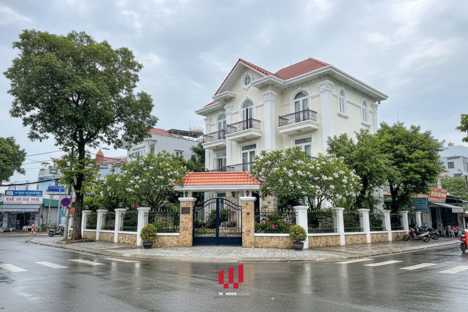 Biệt thự sân vườn phát triển từ phong cách thanh lịch kiểu Pháp, được nhiều người Việt đánh giá cao